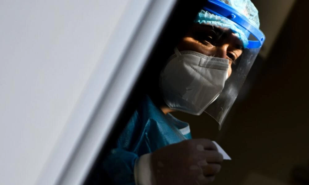 ΕΟΔΥ: 3.313 κρούσματα σήμερα και 92 νέοι θάνατοι - 813 οι διασωληνωμένοι